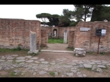 08202 ostia - regio v - insula ii - domus della fortuna annonaria (v,ii,8) - eingang - bli ri sueden - 01-2024.jpg